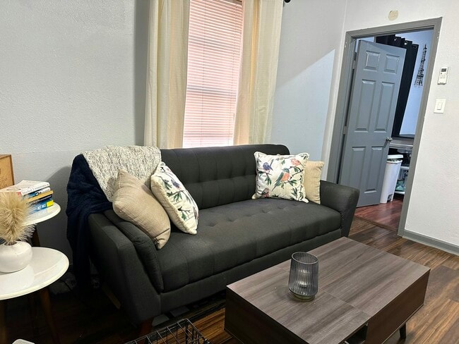 Foto del edificio - 6833 Avenue C