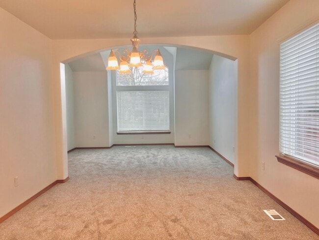 Building Photo - Enormous 4 Bed 2.5Bath + Bonus Room Great Lacey Neighborhood