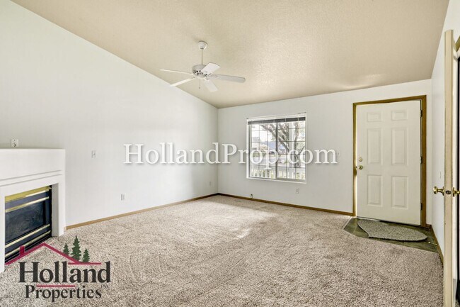 Foto del edificio - Lovely 2 bedroom unit with private fenced yard!