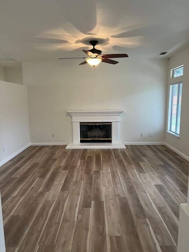 Building Photo - Beautiful Family Home