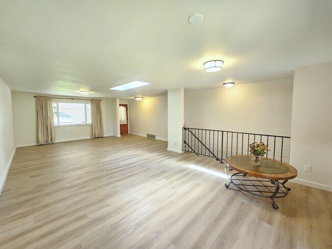 Foto del edificio - $2,595 - 4 Bed / 3 Bath Home with Fully Fe...