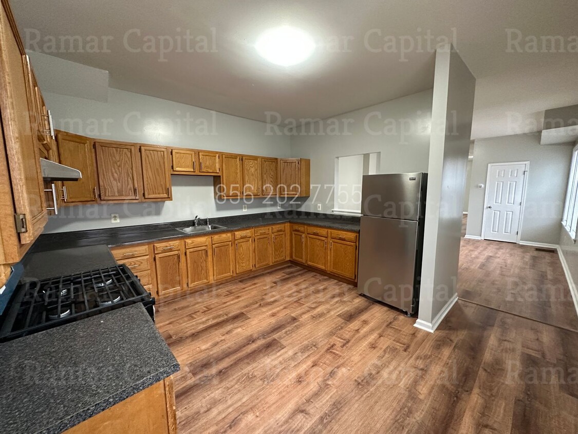 Foto principal - Parkside Special!! Rent NOW - Single Famil...