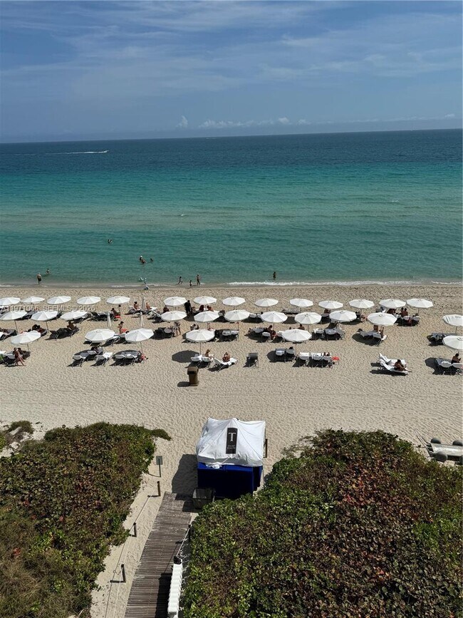 Foto del edificio - 15901 Collins Ave
