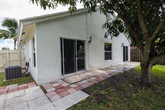 Foto del edificio - 1333 E Glen Oak Rd
