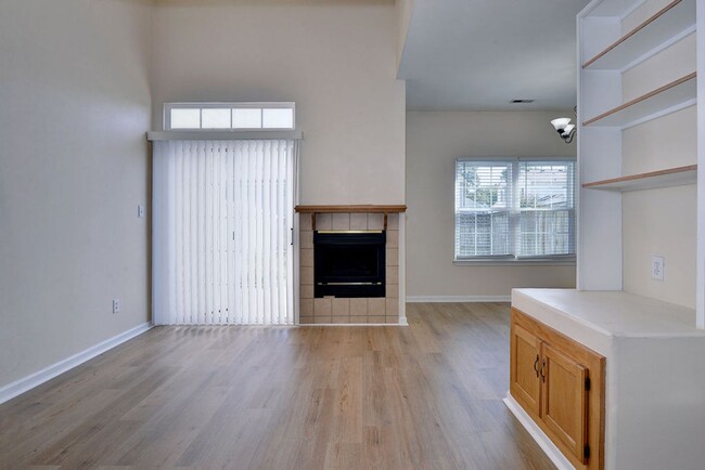 Building Photo - Coventry Townhome with Garage