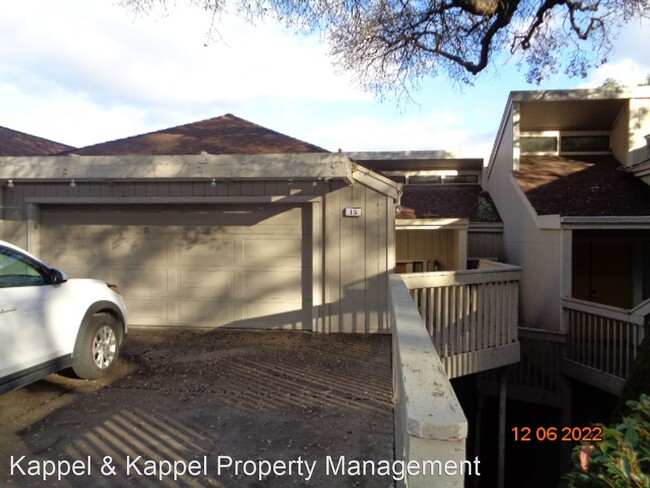 2 br, 2.5 bath House - 15 KNOLL DR photo'