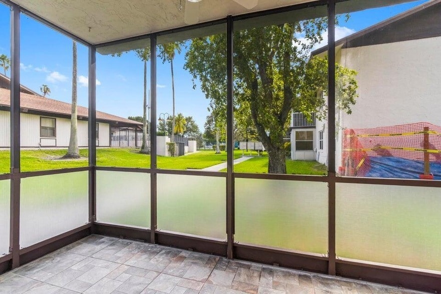 Foto principal - 345 W Laurel Dr