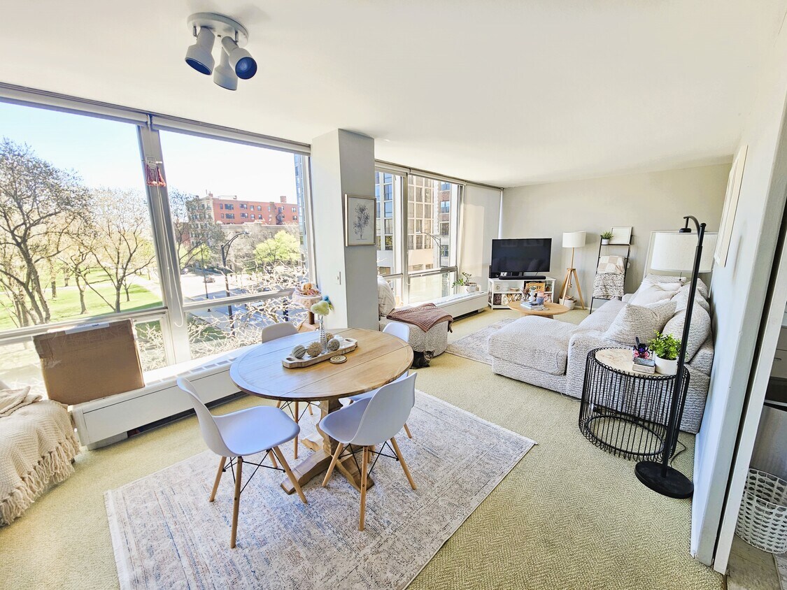 Foto principal - 2400 N Lakeview Ave