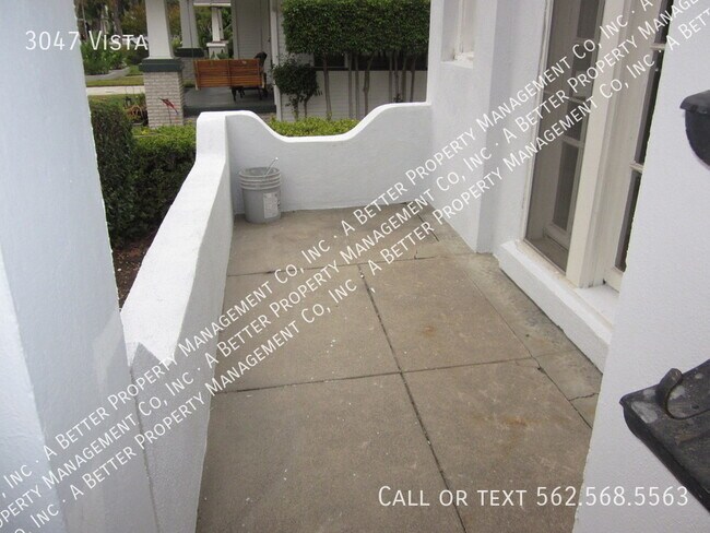 Building Photo - LARGE Classic unit w/hardwood floors, dini...
