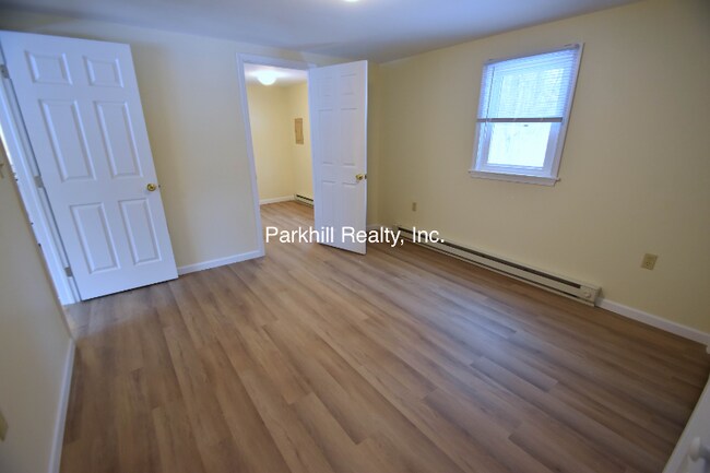 Building Photo - 6 Oakwood Dr