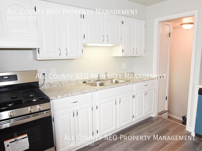 Building Photo - Newly Renovated and Move in Ready!