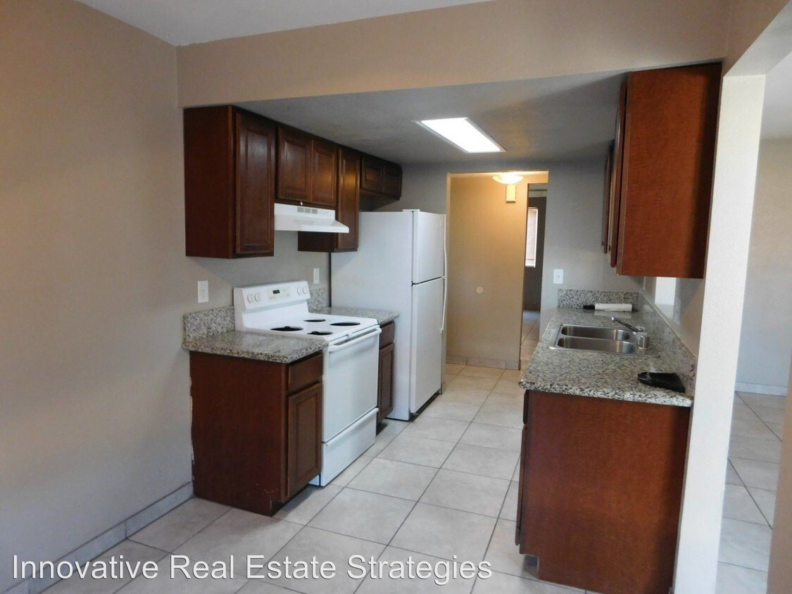 Primary Photo - 3940 E Carey Ave