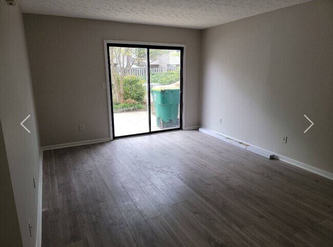Foto del edificio - 3 Bedroom, 2.5 Bath townhouse Coming Avail...