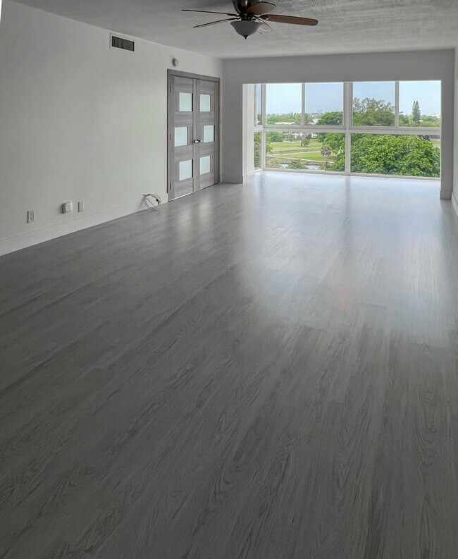 Foto del edificio - 2205 S Cypress Bend Dr
