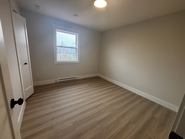 Building Photo - 156 Teaberry Ave