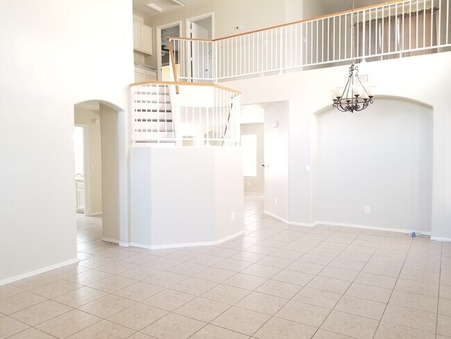 Building Photo - Stunning 4 bedroom 3 bath
