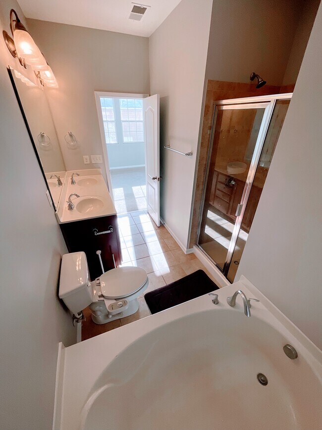 Building Photo - 10012 Juniper Trace Dr