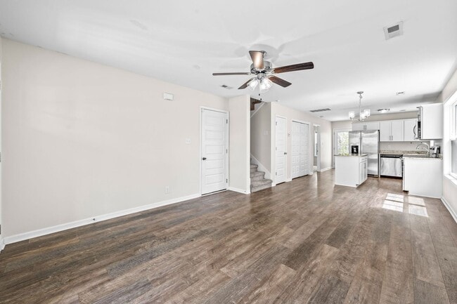 Building Photo - Dog Friendly Three Bedroom!
