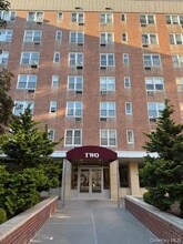 Building Photo - 2 Sadore Ln