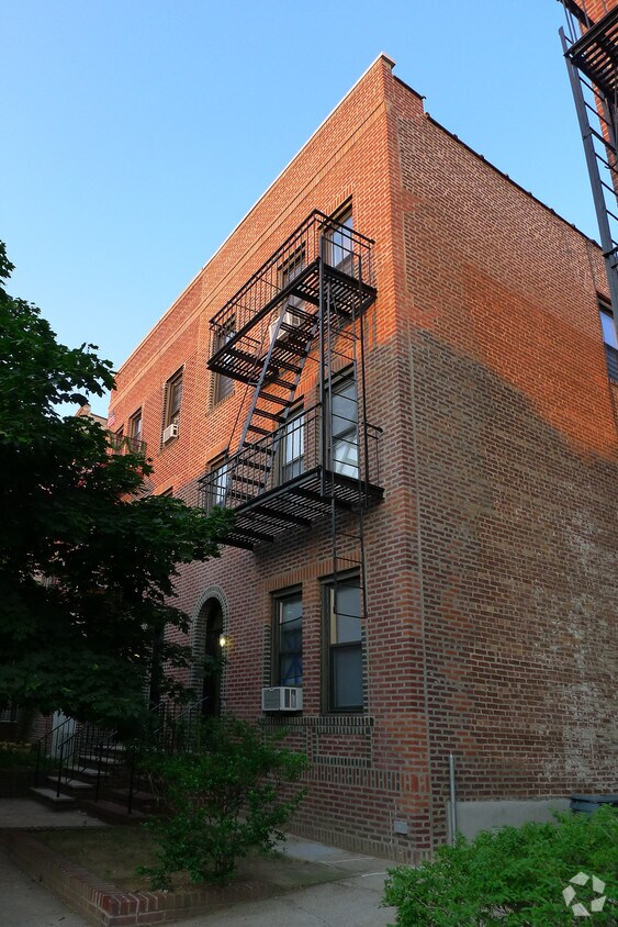 Foto del edificio - 32-10 82nd St