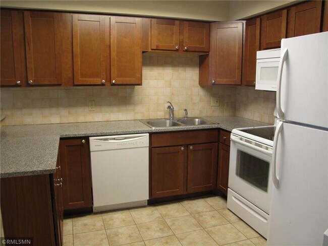 Building Photo - 335 Elan Ct