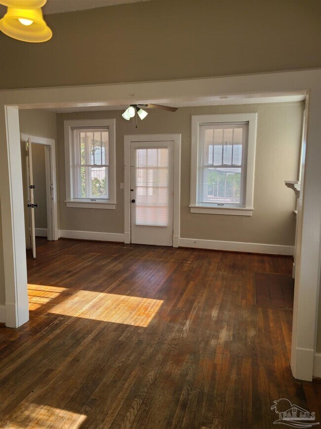 Foto del edificio - 112 W La Rua St