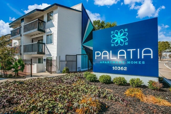 Comunidad con diseño elegante y espacios exteriores vibrantes. - Palatia Apartment Homes