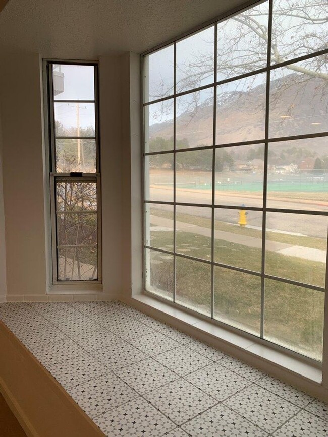 Building Photo - Beautiful Updated 2 Bed 1 Bath Condo for R...