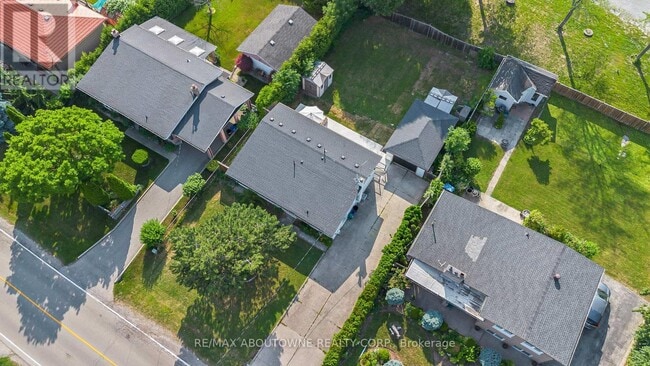Building Photo - 523 Pinegrove Rd