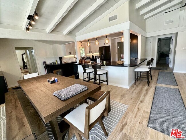 Foto del edificio - 22428 Victory Blvd