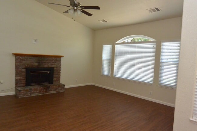 Foto del edificio - Home with pool