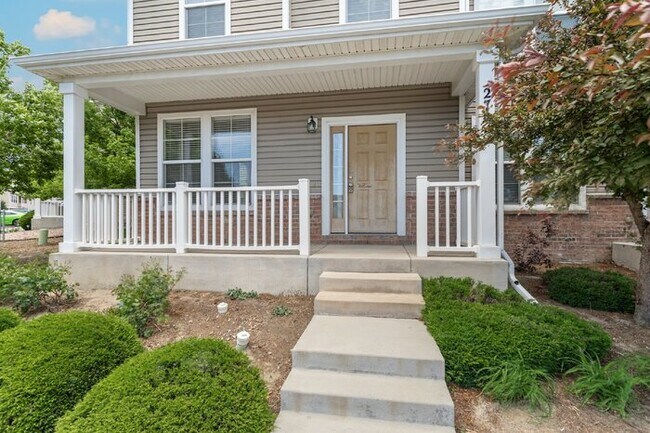 Foto del edificio - Well-Maintained 3-Bedroom Townhome with Central A/C and Open Layout