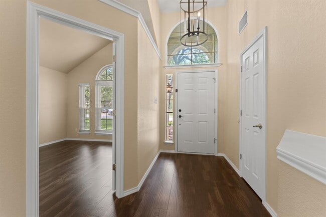 Building Photo - 2104 Lobelia Dr
