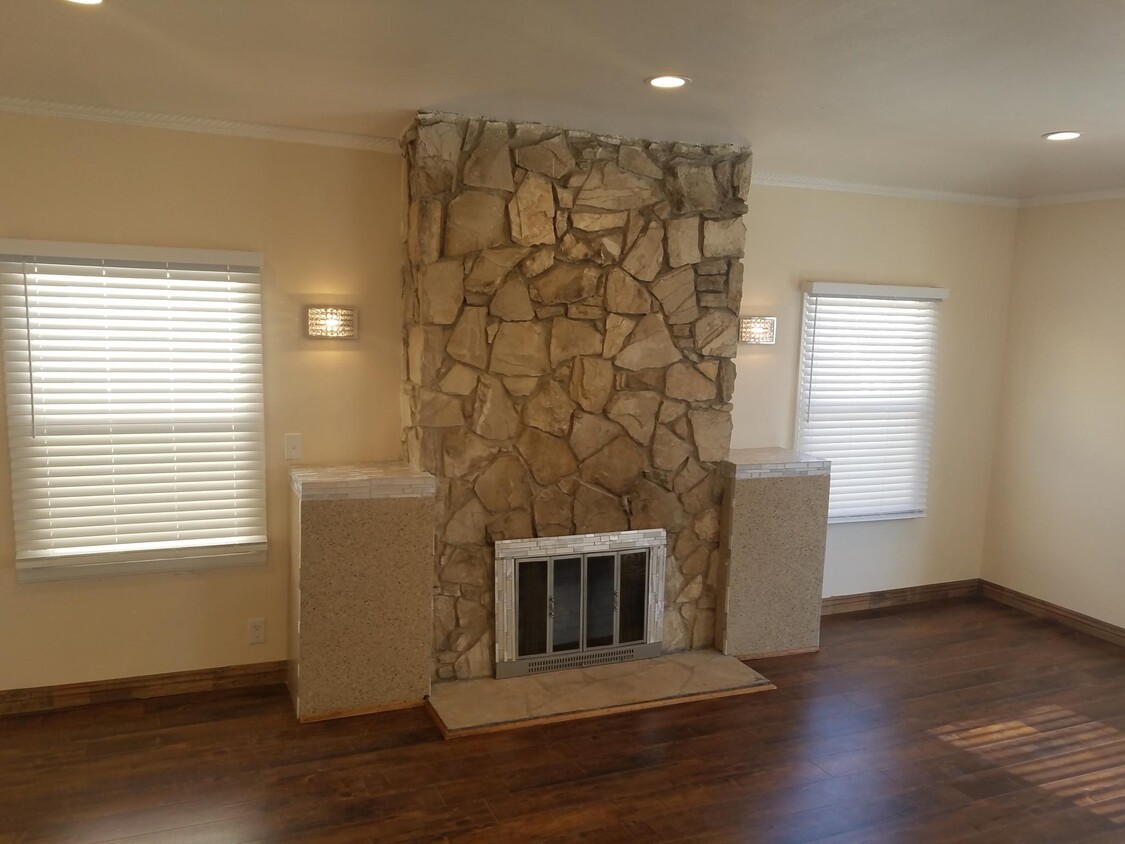 Large Living Room - 4123 Garthwaite Ave