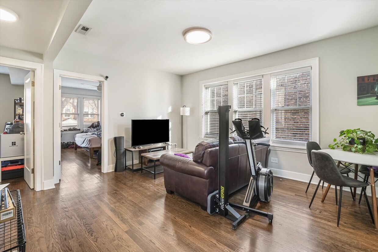 Foto principal - 3228 N Hamlin Ave