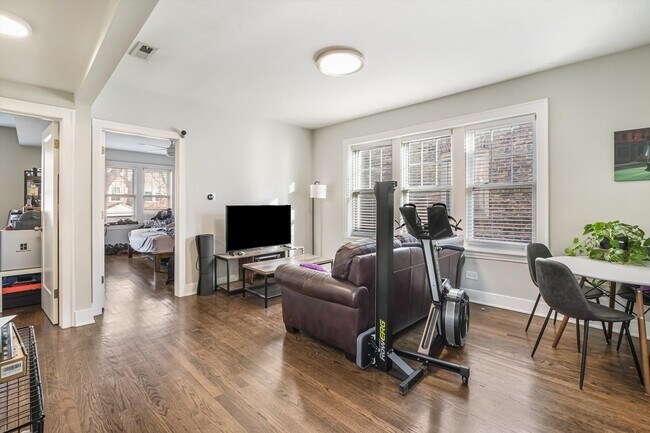 Foto del edificio - 3228 N Hamlin Ave