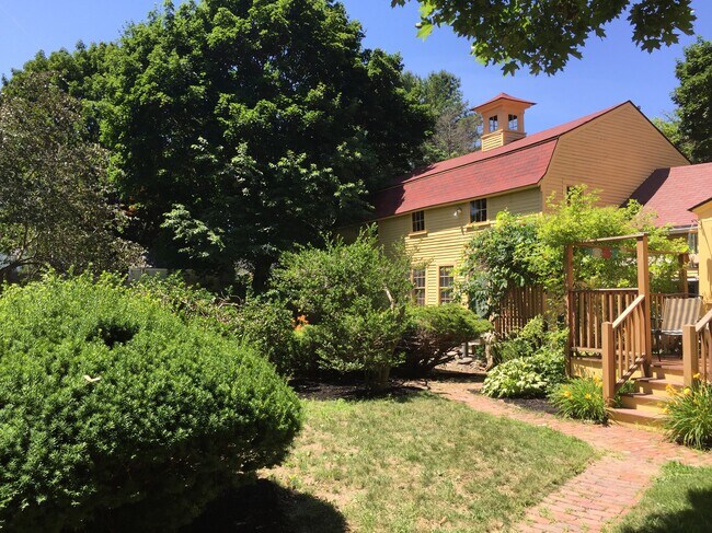 Building Photo - 28 Blossom St