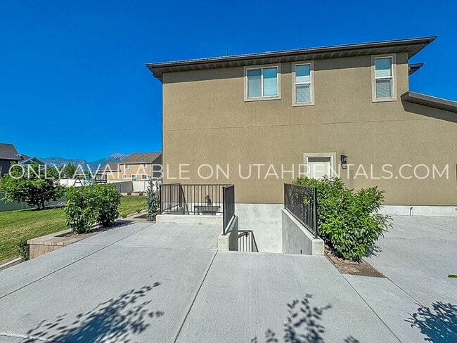Building Photo - 698 S Lake View Dr