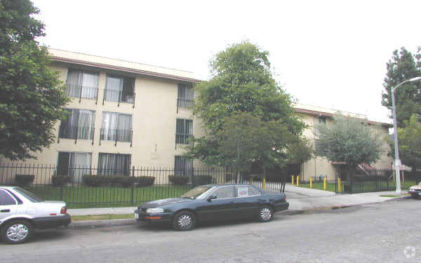 Foto principal - B09--2126-50 S OAK / 867-89 W 23rd