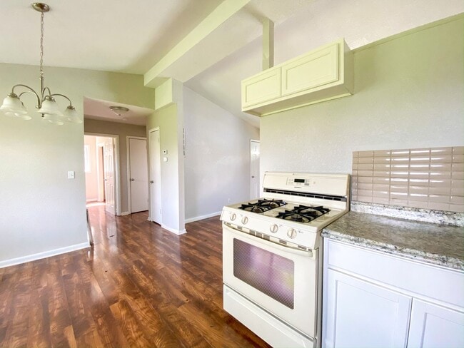 Foto del edificio - Spacious 3 Bedroom with Updated Kitchen