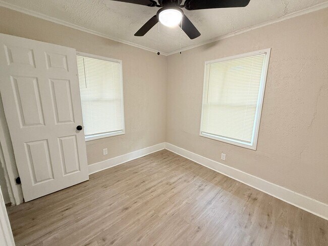 Building Photo - This beautifully updated 2-bedroom, 1-bath single-family home is ready for move-in!