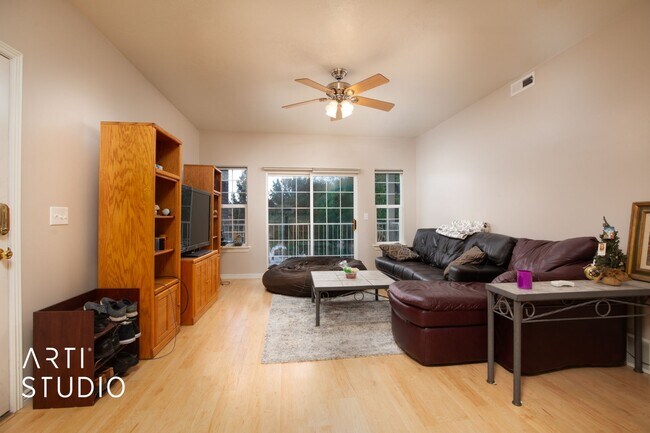 Foto del edificio - 331 Belmont Pl