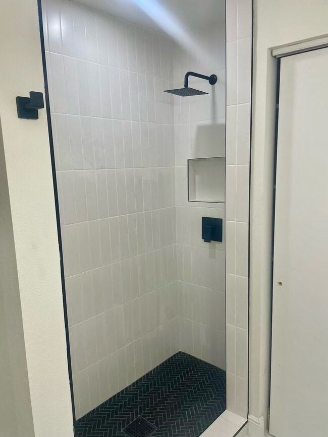 Photo - 320 Northeast Boulevard N House