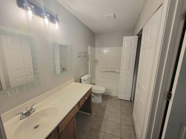 Building Photo - Townhome in University Area; Master on Main!