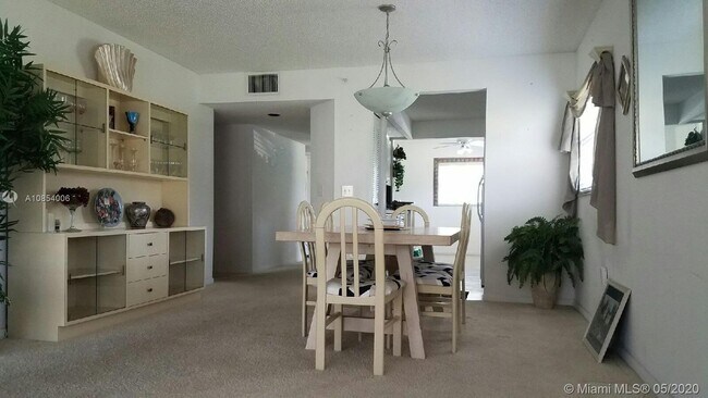 Building Photo - 550 SW 137th Ave
