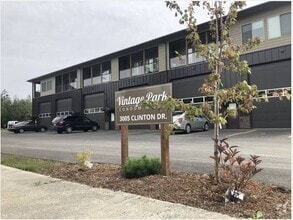 Building Photo - 3005 Clinton Dr