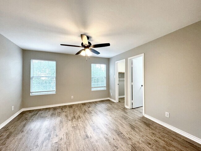 Foto del edificio - 2 Story Town Home - Near USAA-UTSA-Medical Center