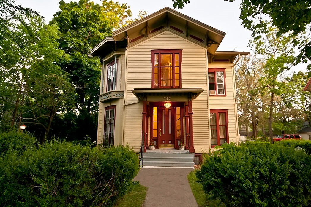 Exterior view - 717 W S St