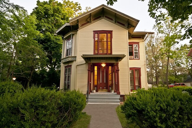 Exterior view - 717 W S St