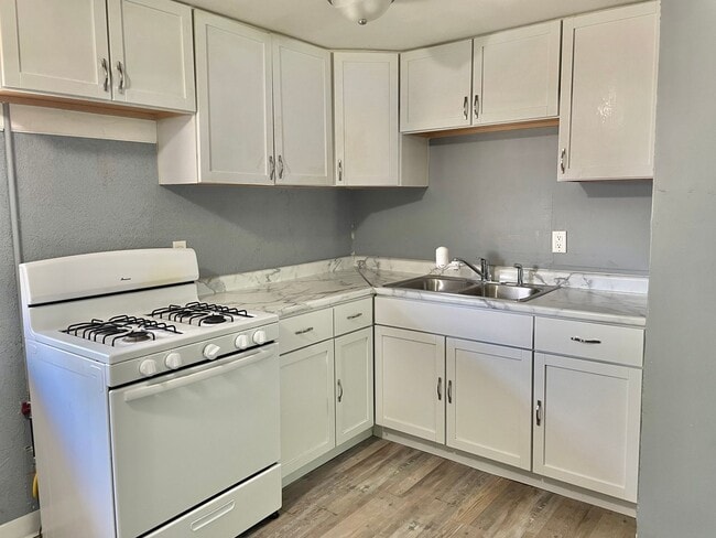 Building Photo - Fully remodeled 3 bedroom ranch with large...